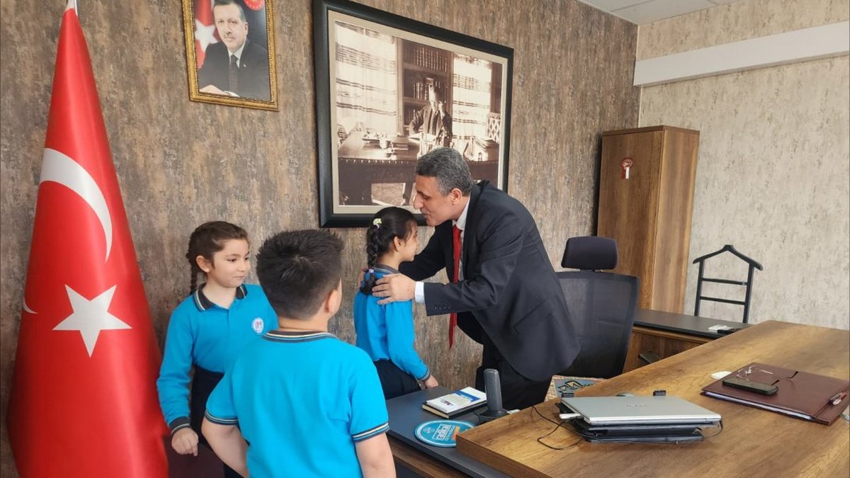 Bayraklı'da Öğrenciler 23 Nisan'da Makam Koltuğuna Oturdu