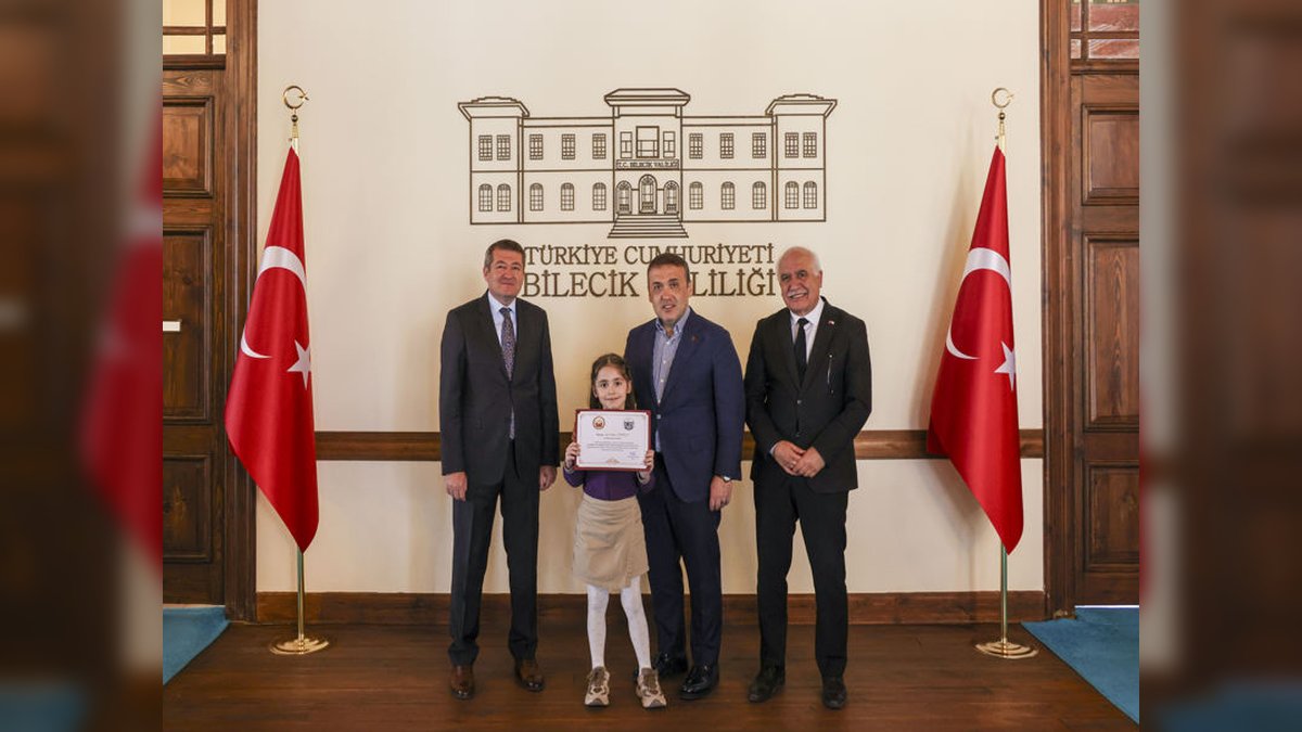 Bilecik Valisi Sözer'den 'Sağlıklı Nesil Sağlıklı Gelecek' Yarışması'nda Dereceye Giren Öğrencilere Ödül