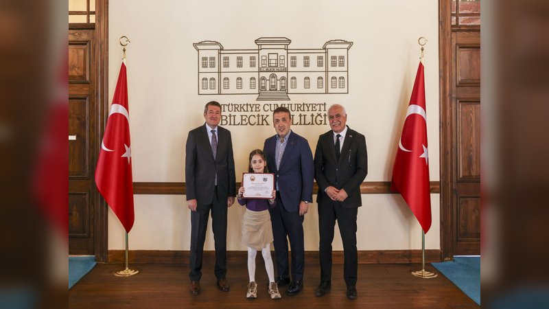 Bilecik Valisi Sözer'den 'Sağlıklı Nesil Sağlıklı Gelecek' Yarışması'nda Dereceye Giren Öğrencilere Ödül
