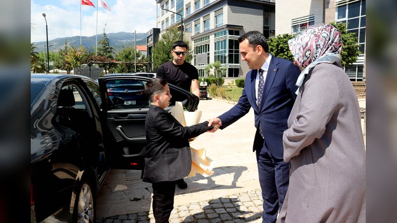 Finike Kaymakamı Musa Kazım Çelik, 23 Nisan'da Makamını Öğrenci Eren Turhan'a Devretti