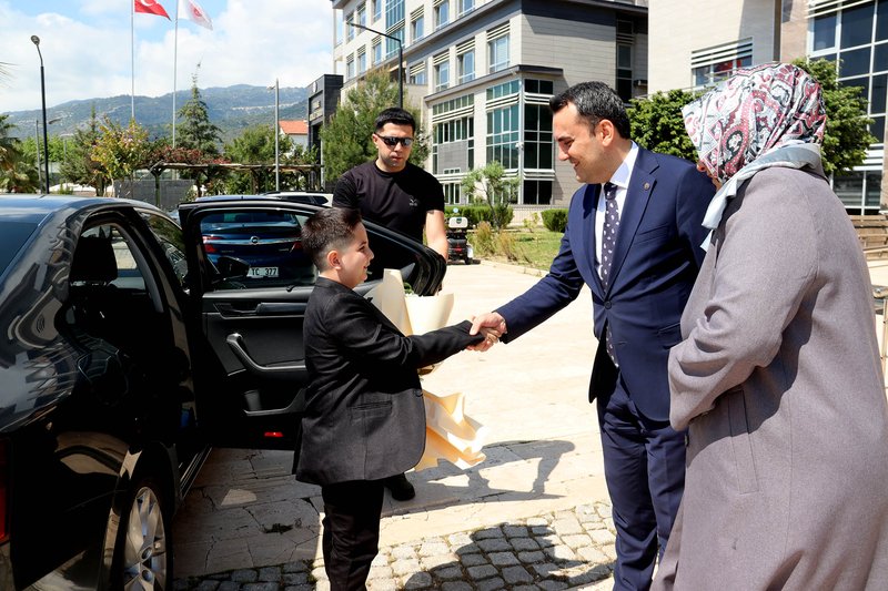 Finike Kaymakamı Musa Kazım Çelik, 23 Nisan'da Makamını Öğrenci Eren Turhan'a Devretti - Görsel 2