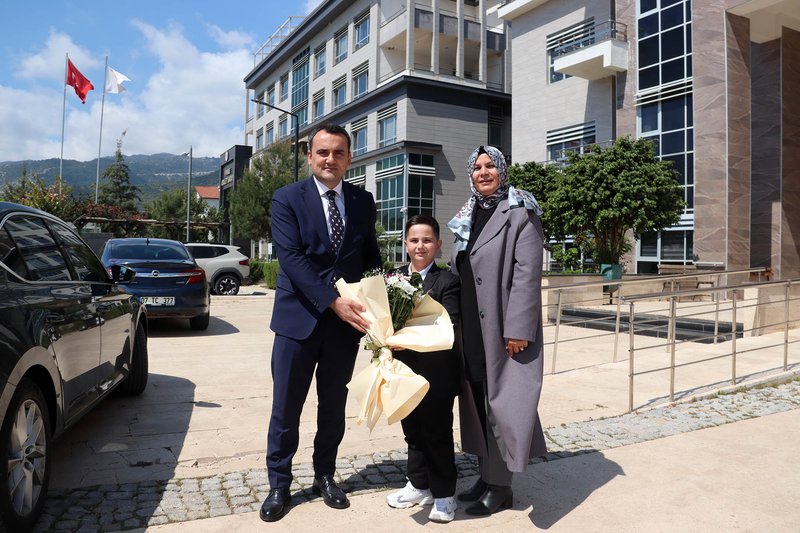 Finike Kaymakamı Musa Kazım Çelik, 23 Nisan'da Makamını Öğrenci Eren Turhan'a Devretti - Görsel 3