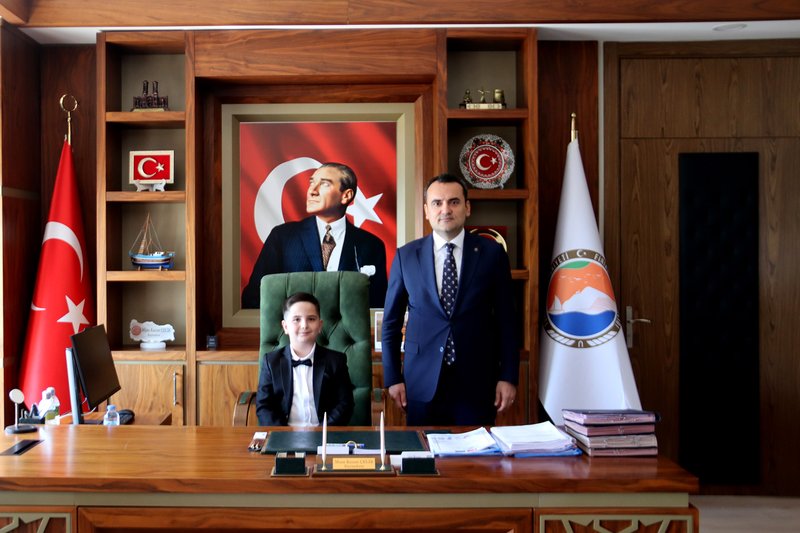 Finike Kaymakamı Musa Kazım Çelik, 23 Nisan'da Makamını Öğrenci Eren Turhan'a Devretti - Görsel 5