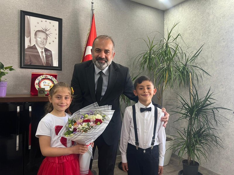 Gürpınar'da 23 Nisan Temsili Makam Devri: Öğrenciler İlçe Milli Eğitim Müdürlüğü Koltuğuna Oturdu - Görsel 2