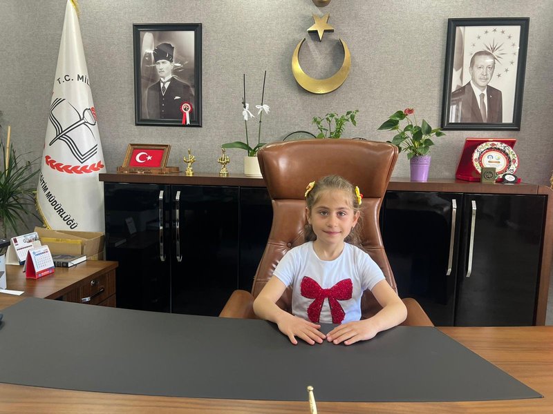 Gürpınar'da 23 Nisan Temsili Makam Devri: Öğrenciler İlçe Milli Eğitim Müdürlüğü Koltuğuna Oturdu - Görsel 5