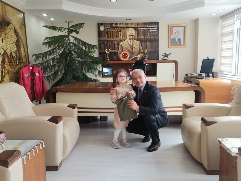 Merzifon'da 23 Nisan Coşkusu: Minik Öğrenciler İlçe Milli Eğitim Müdürü'nü Ziyaret Etti - Görsel 3