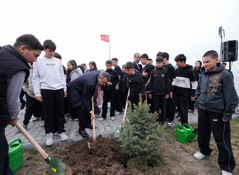 Milli Eğitim Bakanı Yusuf Tekin, Beşikdüzü'nde Şehit Öğretmenler İçin Fidan Dikti - Görsel 4