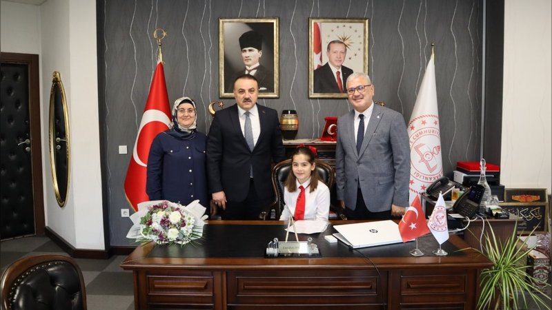 Öğrenci Talya URAN'dan Kocaeli İl Milli Eğitim Müdürü'ne 23 Nisan Ziyareti
