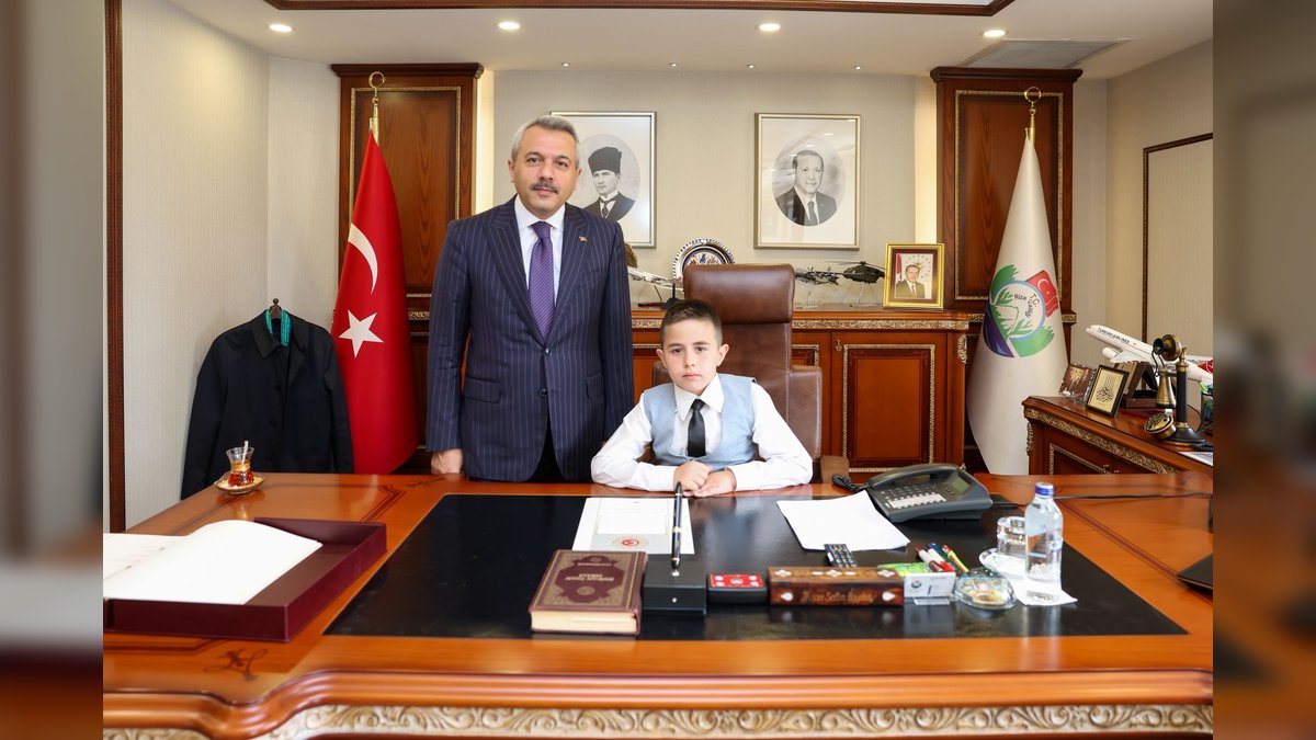 Rize Valisi Baydaş, Makamını Çocuk Bayramı İçin Öğrenci Kerim Poyraz'a Devretti