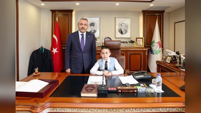 Rize Valisi Baydaş, Makamını Çocuk Bayramı İçin Öğrenci Kerim Poyraz'a Devretti