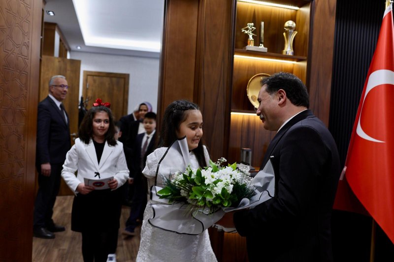 Vali Çiçek, 23 Nisan'da Koltuğunu Öğrenci Zeynep Gedikbaş'a Devretti - Görsel 4