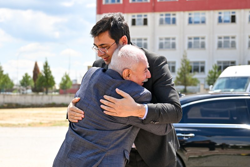 Vali Serdar Kartal'dan Cemevi Ziyareti: Birlik ve Beraberlik Vurgusu - Görsel 2