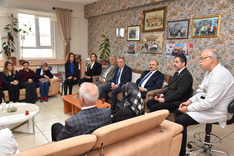 Vali Ustaoğlu'ndan Masal Evi Ziyareti: 23 Nisan Coşkusu Balıkesir'de Yaşandı - Görsel 4