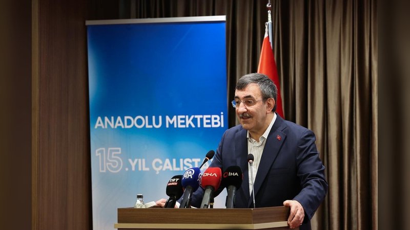 Cevdet Yılmaz'dan Anadolu Mektebi Gençlerine: Okuma Bilgiyi Aşan Bir Temeldir