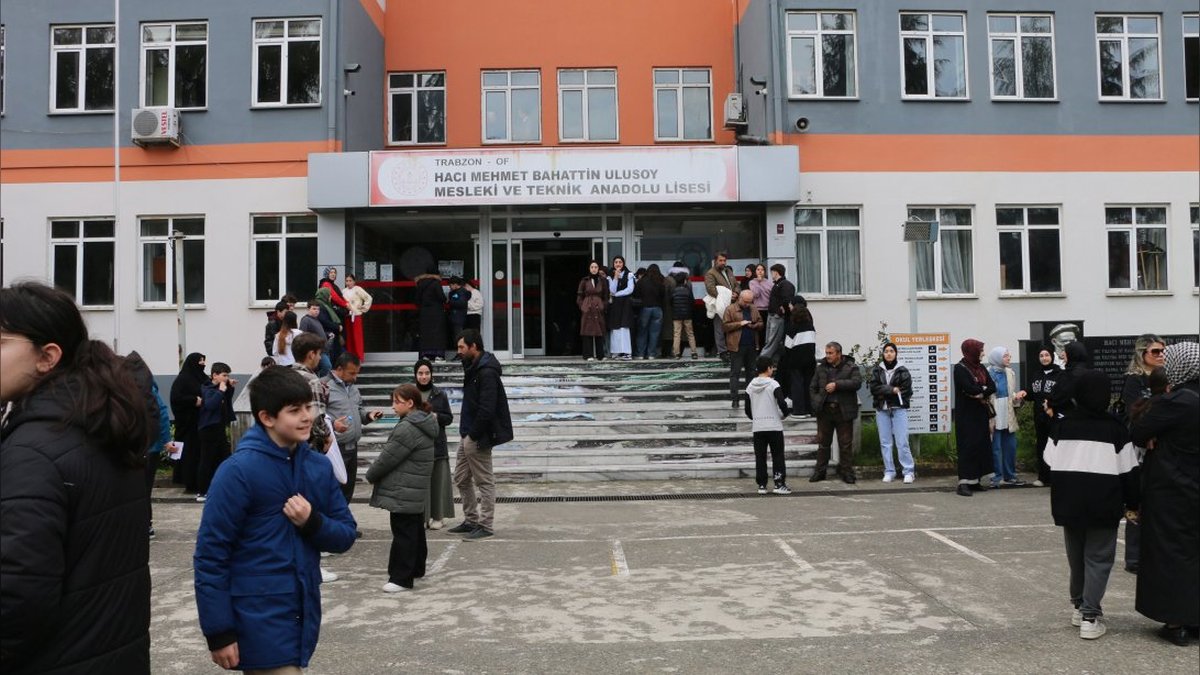 Of'ta Bursluluk Sınavı Sorunsuz Tamamlandı