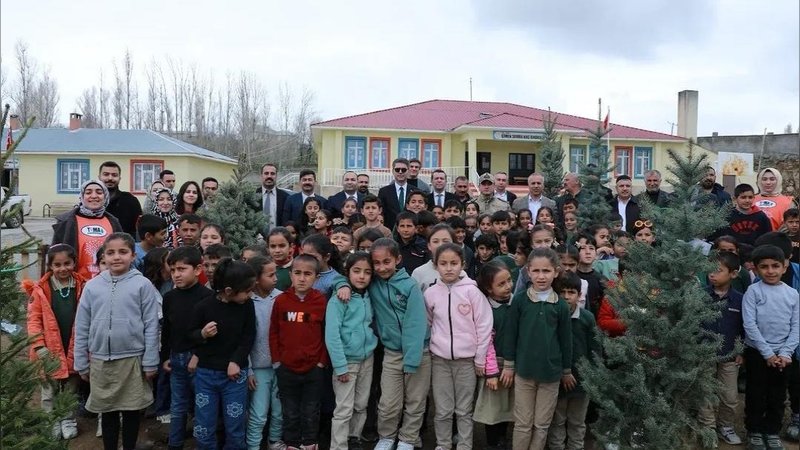 Erciş'te Fidan Dikimi Etkinliği: Kaymakam Karaloğlu ve Öğrenciler Toprakla Buluştu