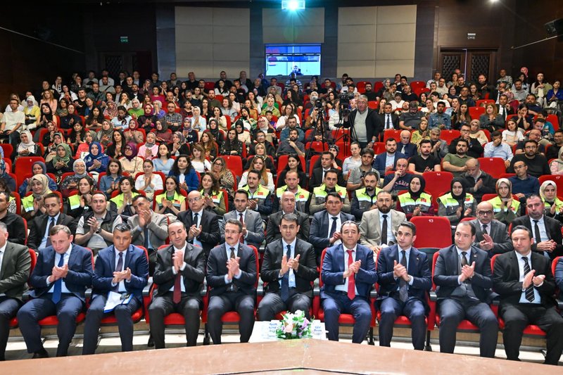 Uşak Valiliği'nden 'Şefkat Ekipleri' Projesi Tanıtımı: Aile ve Nüfus 10 Yılı Vizyonu Sahada Hayat Buluyor - Görsel 3