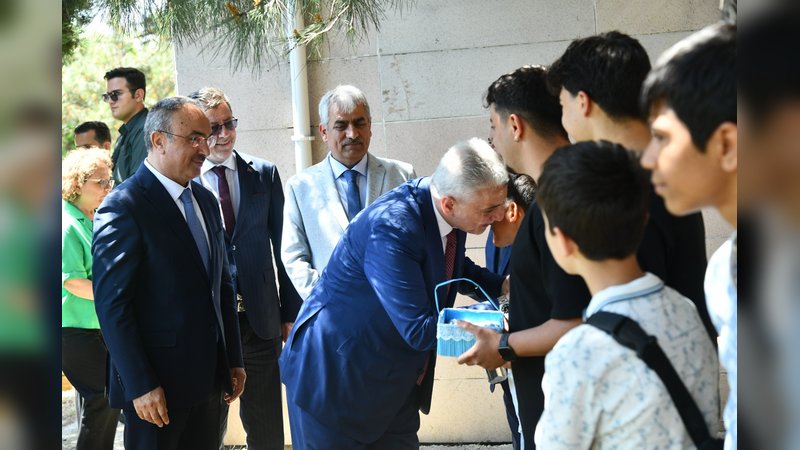 Bakan Bolat ve Vali Soytürk Çocuk Evlerini Ziyaret Etti
