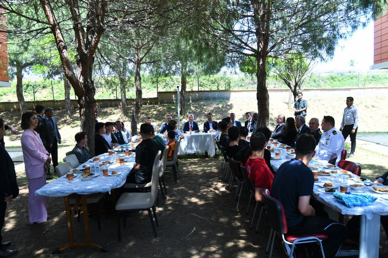 Bakan Bolat ve Vali Soytürk Çocuk Evlerini Ziyaret Etti - Görsel 4
