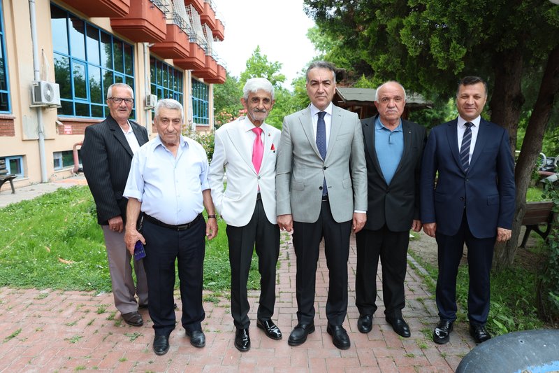 Vali Oktay Çağatay ve Eşi, Kurban Bayramı'nda Huzurevi Sakinlerini Ziyaret Etti - Görsel 4