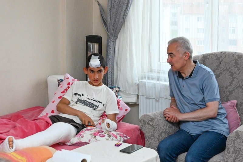 Vali Turan, Trafik Kazasında Yaralanan Öğrenci Mustafa Ayaz'ı Ziyaret Etti - Görsel 2