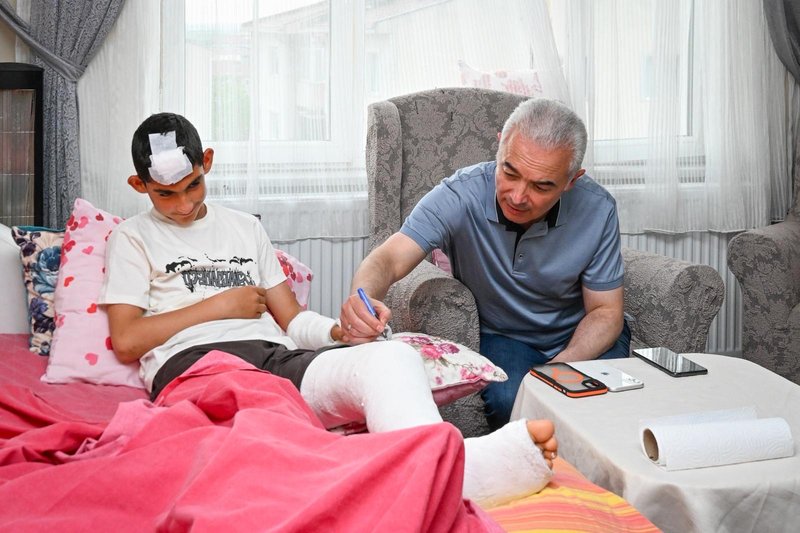 Vali Turan, Trafik Kazasında Yaralanan Öğrenci Mustafa Ayaz'ı Ziyaret Etti - Görsel 3