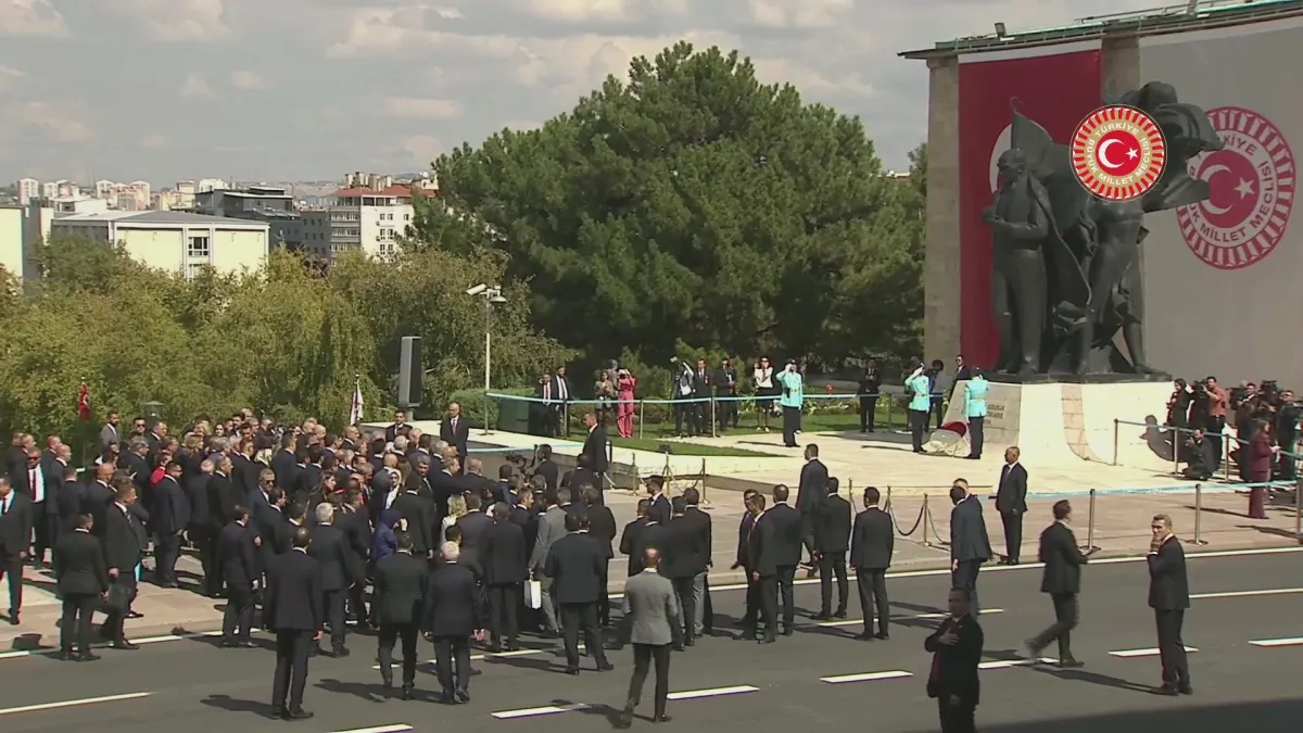 TBMM'de Yeni Yasama Yılı Başladı: Çelenk Bırakma Töreni Gerçekleşti