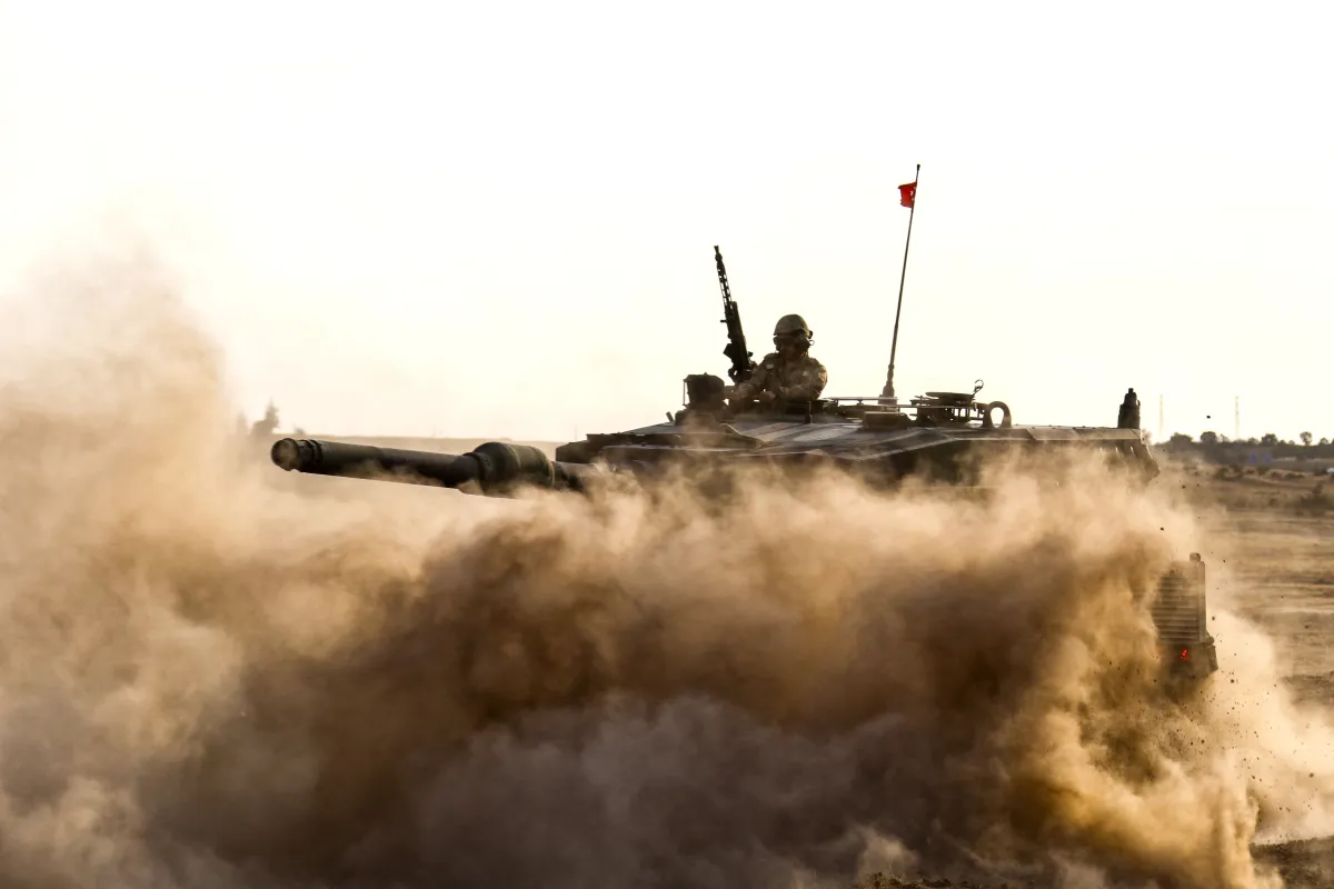 MSB'den 'Günün Fotoğrafı': Vatan Sevgisiyle Yükselen Toz Bulutu