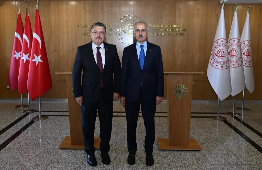 Ulaştırma Bakanı Uraloğlu ve Trabzon Büyükşehir Belediye Başkanı Genç'ten Ortak Çalışma Vurgusu
