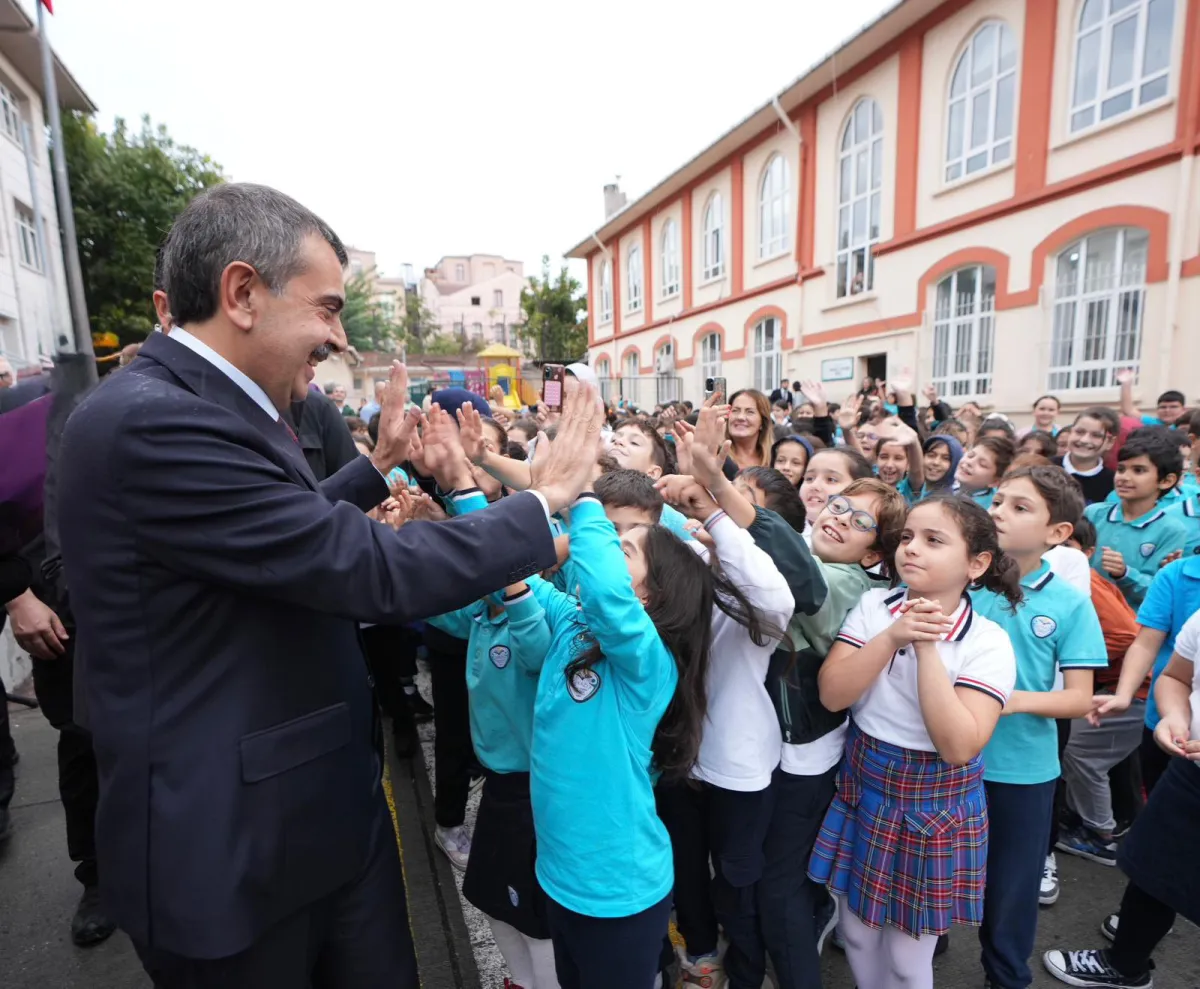 Bakan Tekin'den İstanbul'da Bayrak Töreni: Öğrencilere İyi Tatiller Mesajı