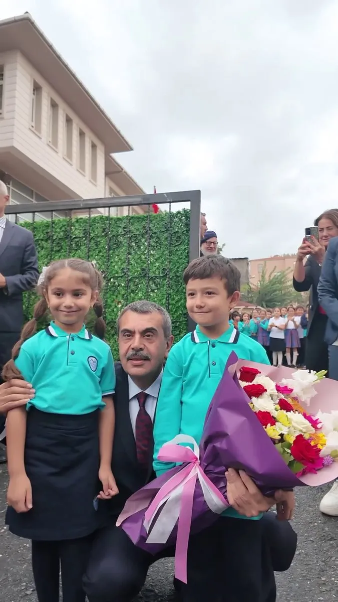 Bakan Tekin'den Öğrencilere Mesaj: 'Hayalleriniz Büyük, Yolunuz Açık Olsun'