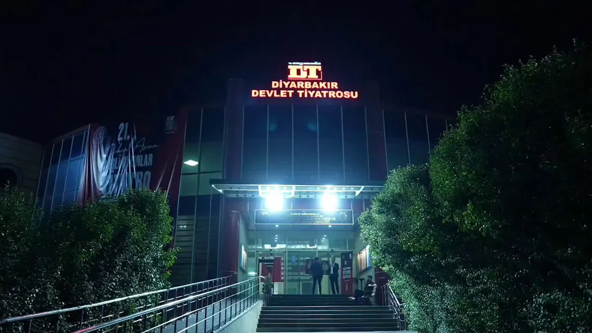 Devlet Tiyatroları Diyarbakır'da Perdeleri Açtı: 21. Orhan Asena Yerli Oyunlar Tiyatro Festivali Başladı!