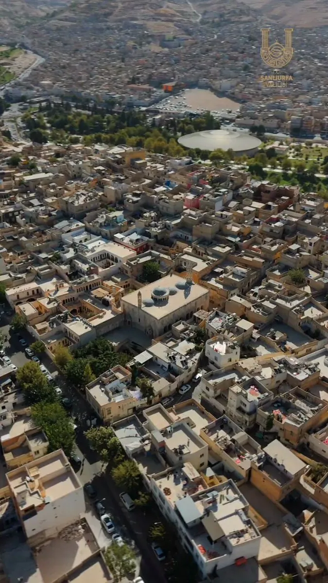 Şanlıurfa'nın Tarihi Dokusu: Fırfırlı Cami Ziyaretçilerini Büyülüyor