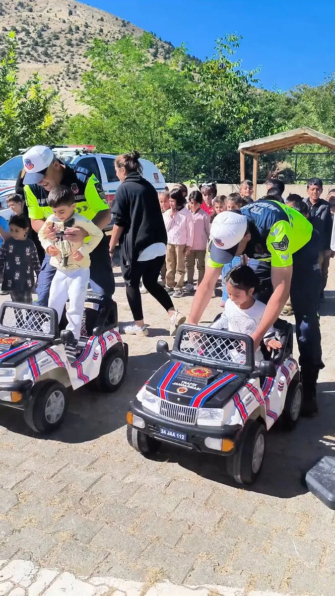 Erzincan'da Jandarma'dan Öğrencilere Uygulamalı Trafik Eğitimi: Geleceğin Sürücüleri Bilinçleniyor!