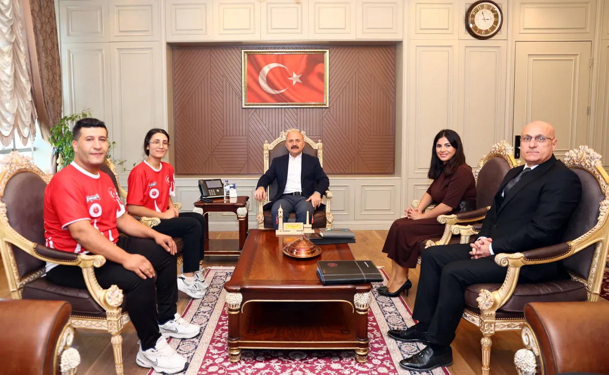 Adıyaman Valisi Dr. Osman Varol'dan Muay Thai Dünya İkincisi Ayşe İkra Erdoğan'a Ödül