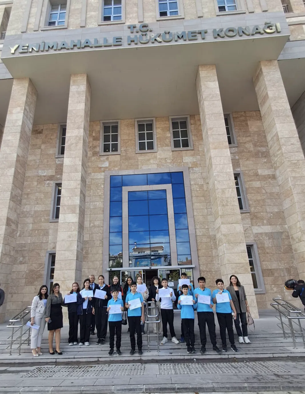 Yenimahalleli Öğrencilerden Kaymakamlığa Ziyaret: Kamu Kurumları Tanıtıldı