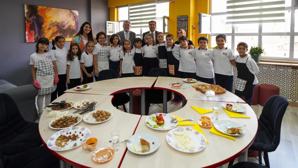 İstanbul İl Millî Eğitim Müdürü Yentür, Öğrencilerin Temel Yaşam Becerileri Dersine Konuk Oldu