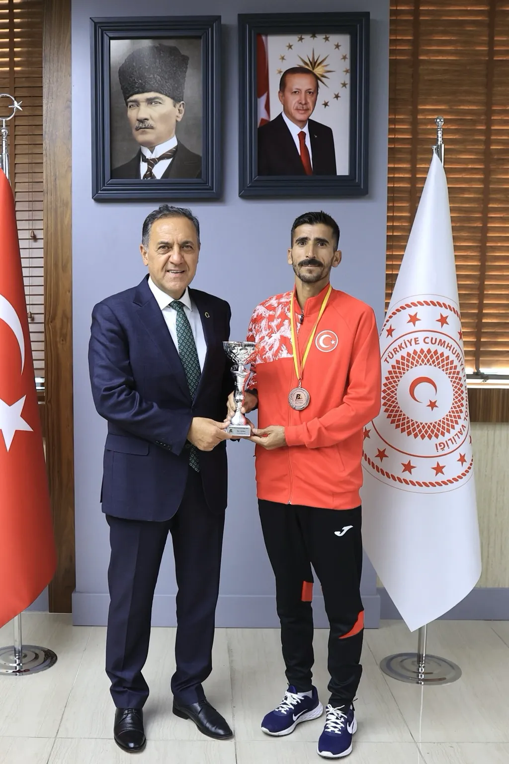 Bingöl Valisi Usta'dan Balkan Maratonu'nda Başarı Elde Eden Milli Atlet Yavuz Ağralı'ya Tebrik