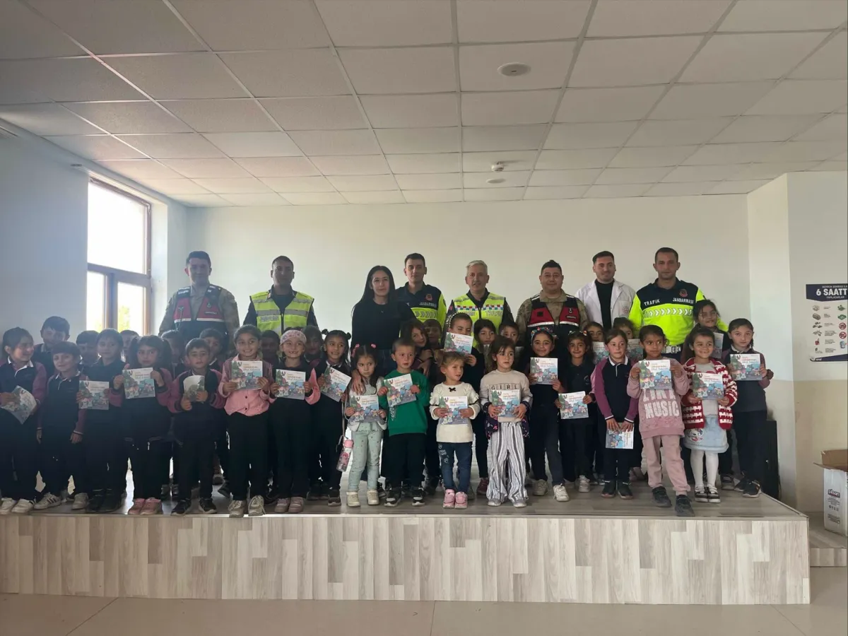 Hanak'ta Çocuklara Yönelik Trafik Güvenliği Eğitimi: Jandarma'dan Uygulamalı Dersler