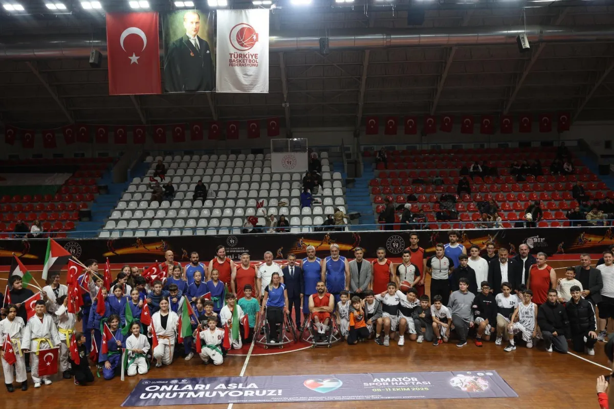 Kocaeli Valisi İlhami Aktaş, Amatör Spor Haftası Kapsamında Düzenlenen Basketbol Gösteri Maçına Katıldı