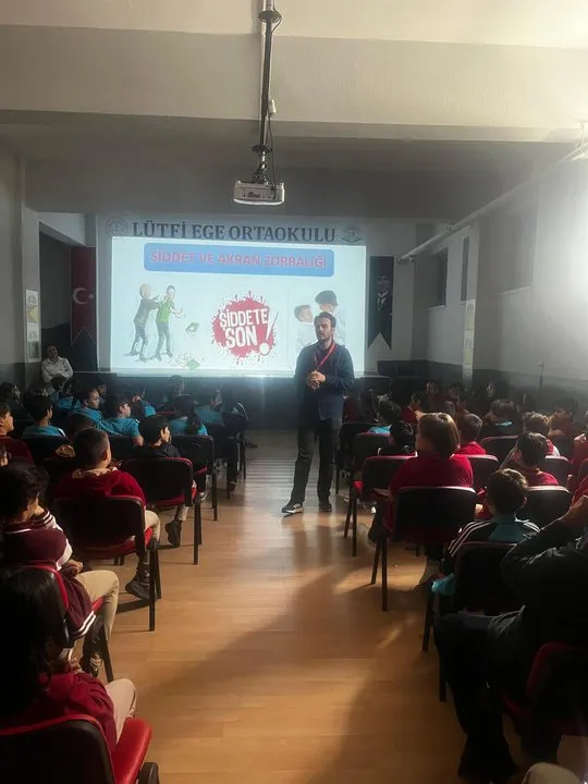 Denizli Pamukkale'de Dünya Ruh Sağlığı Günü Etkinlikleri: Lütfi Ege Ortaokulu Öğrencilerine Şiddet, Zorbalık ve Güvenli Teknoloji Konularında Eğitim Verildi