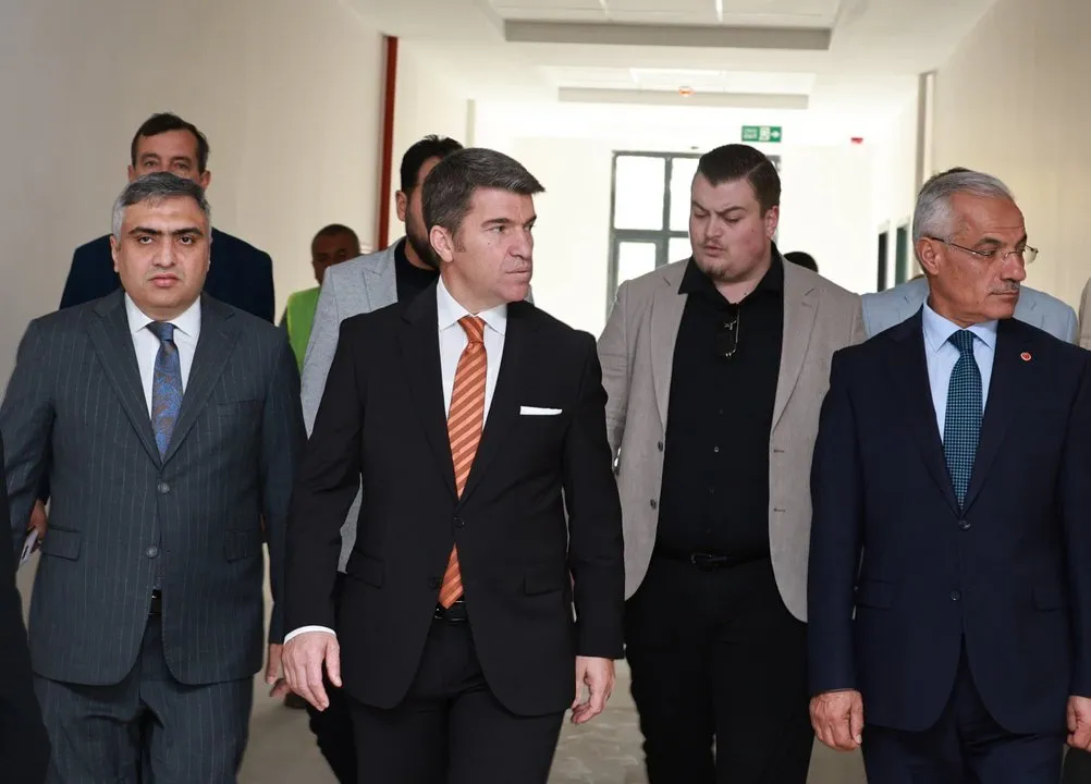 Amasya Valisi Önder Bakan, Merzifon'da Yapımı Devam Eden Gençlik Merkezi ve Ziya Paşa MTAL'de İncelemelerde Bulundu