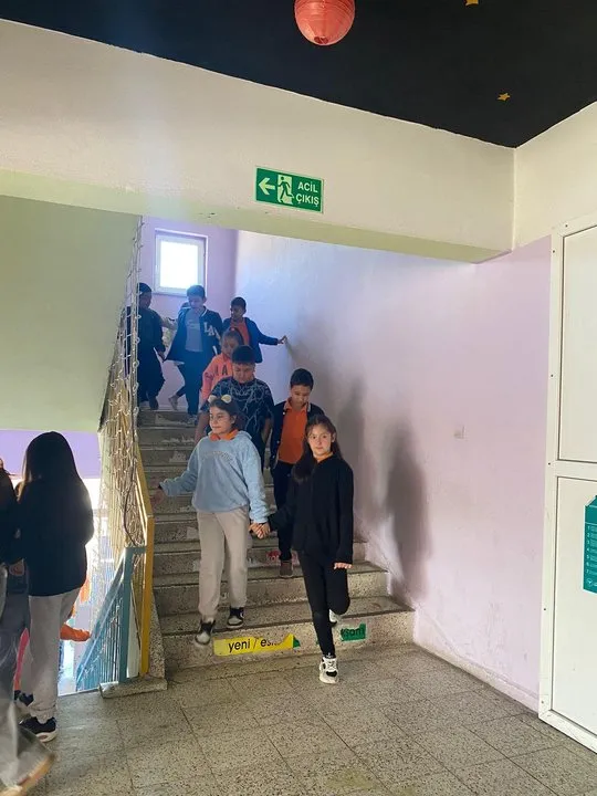 Savaştepe'de Afet Farkındalık Gününde Okullarda Tatbikat Seferberliği: Öğrenciler Afetlere Hazırlanıyor