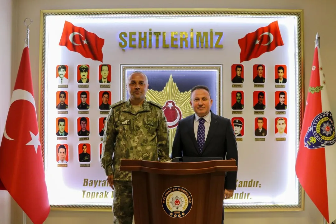 Muş İl Garnizon Komutanı'ndan Emniyet Müdürlüğü'ne Ziyaret: Yeni Göreve Başlayan Müdür Kuzudişli'ye Tebrik