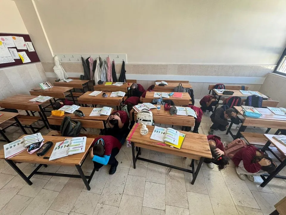 Aydıncık'ta 13 Ekim Dünya Afet Risklerinin Azaltılması Günü Kapsamında Eş Zamanlı Tahliye Tatbikatları Gerçekleştirildi