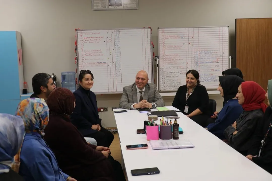Başakşehir İlçe Millî Eğitim Müdürü Ahmet Çoşkun'dan Çam ve Sakura Şehir Hastanesi'ndeki Hasta Sınıflarına Ziyaret