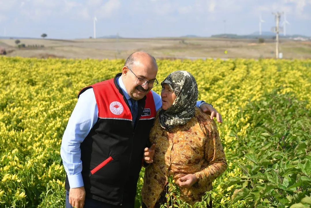 Vali Ustaoğlu, Karesi'de Kadın Çiftçilerle Dünya Kadın Çiftçiler Günü'nü Kutladı