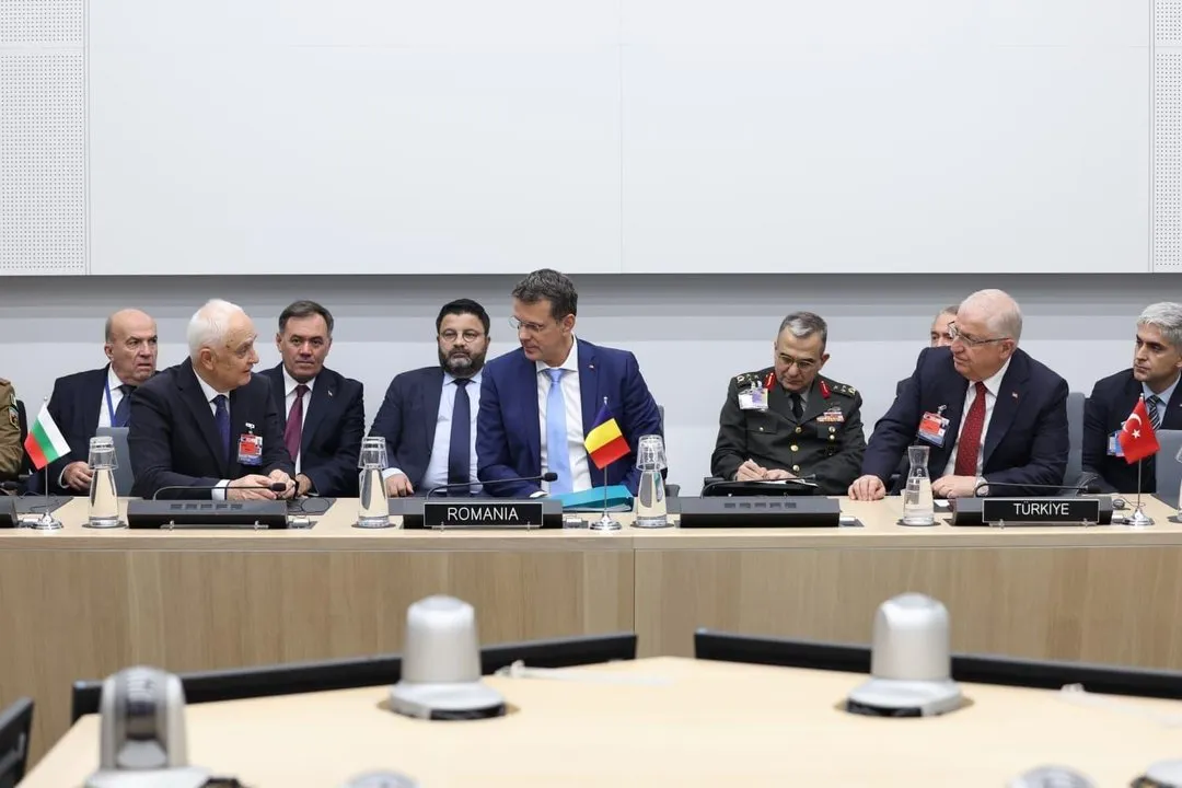 Bakan Güler, NATO Toplantısı'nda Romanya ve Bulgaristan Bakanlarıyla Görüştü