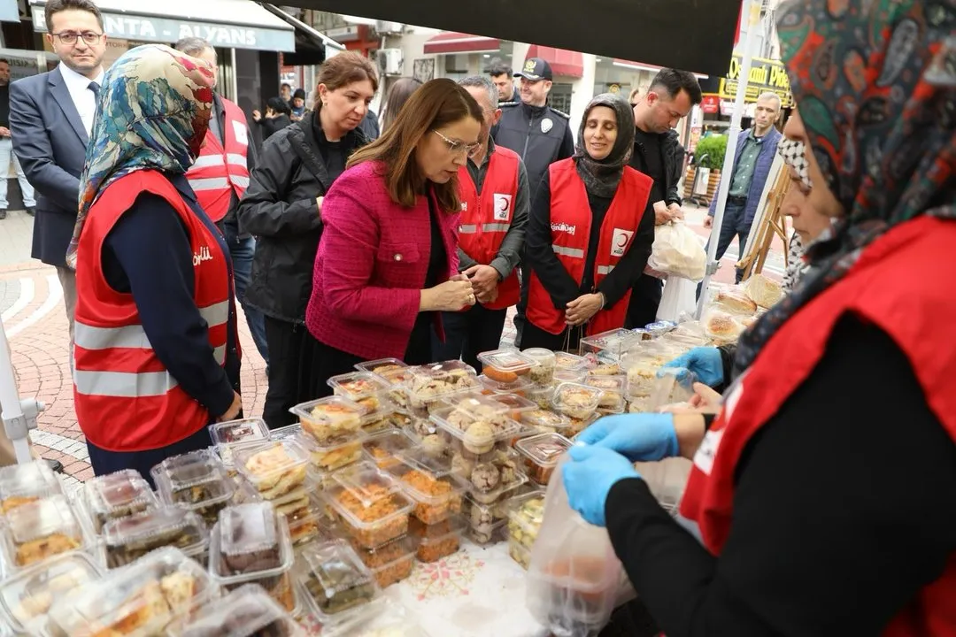 Bartın Valisi Dr. Nurtaç Arslan, Gazze İçin Düzenlenen Yardım Kermesini Ziyaret Etti