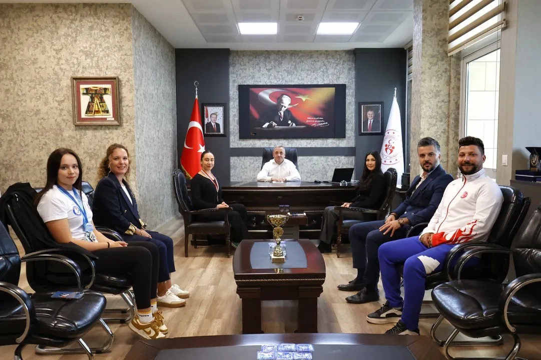 Denizli'nin Şampiyon Yüzücüleri Süleyman Erdoğan'ı Ziyaret Ederek Başarılarını Paylaştı